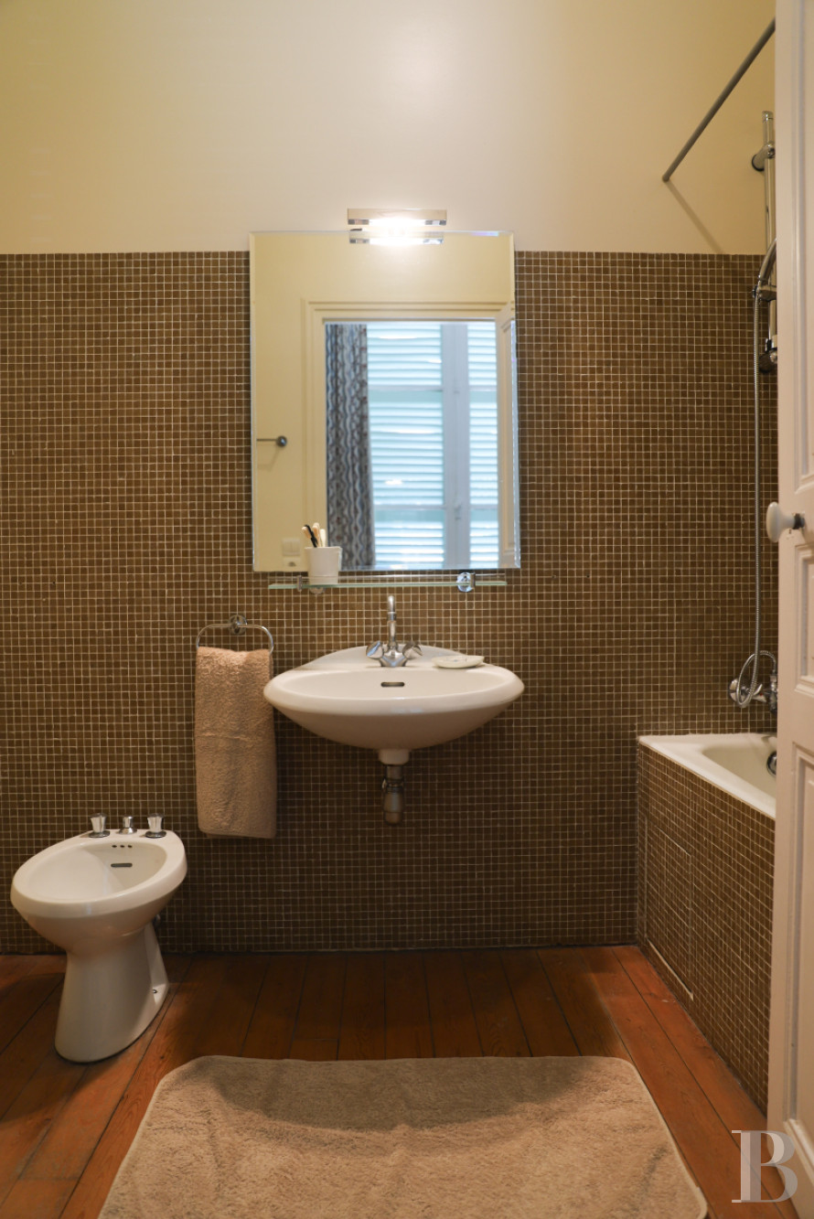 Dans le Perche, au nord-est de Bellême, une maison des 18e et 19e siècle au milieu de grands arbres  - photo  n°28